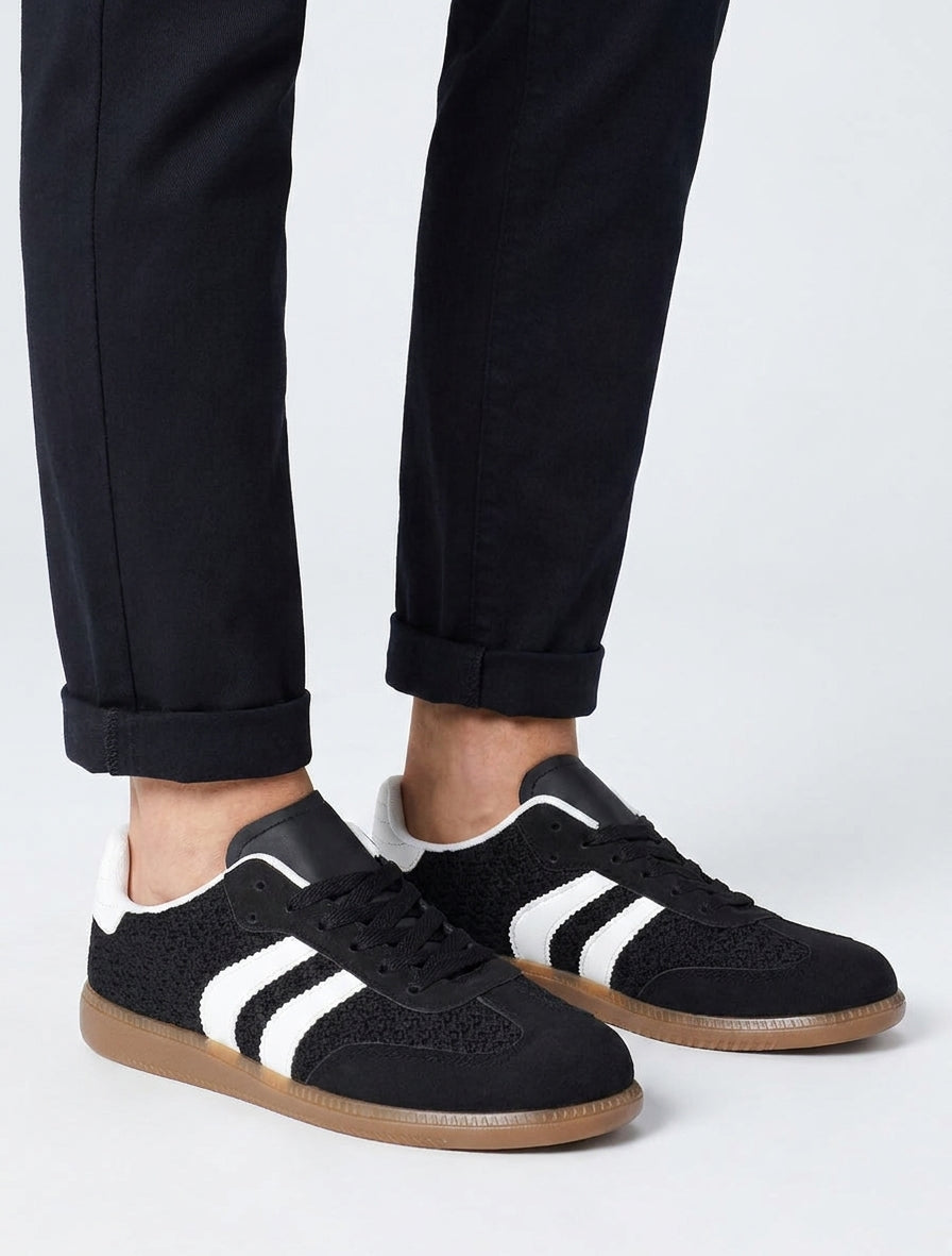 Sneaker aus Mesh mit kontrastierenden Streifen - Schwarz