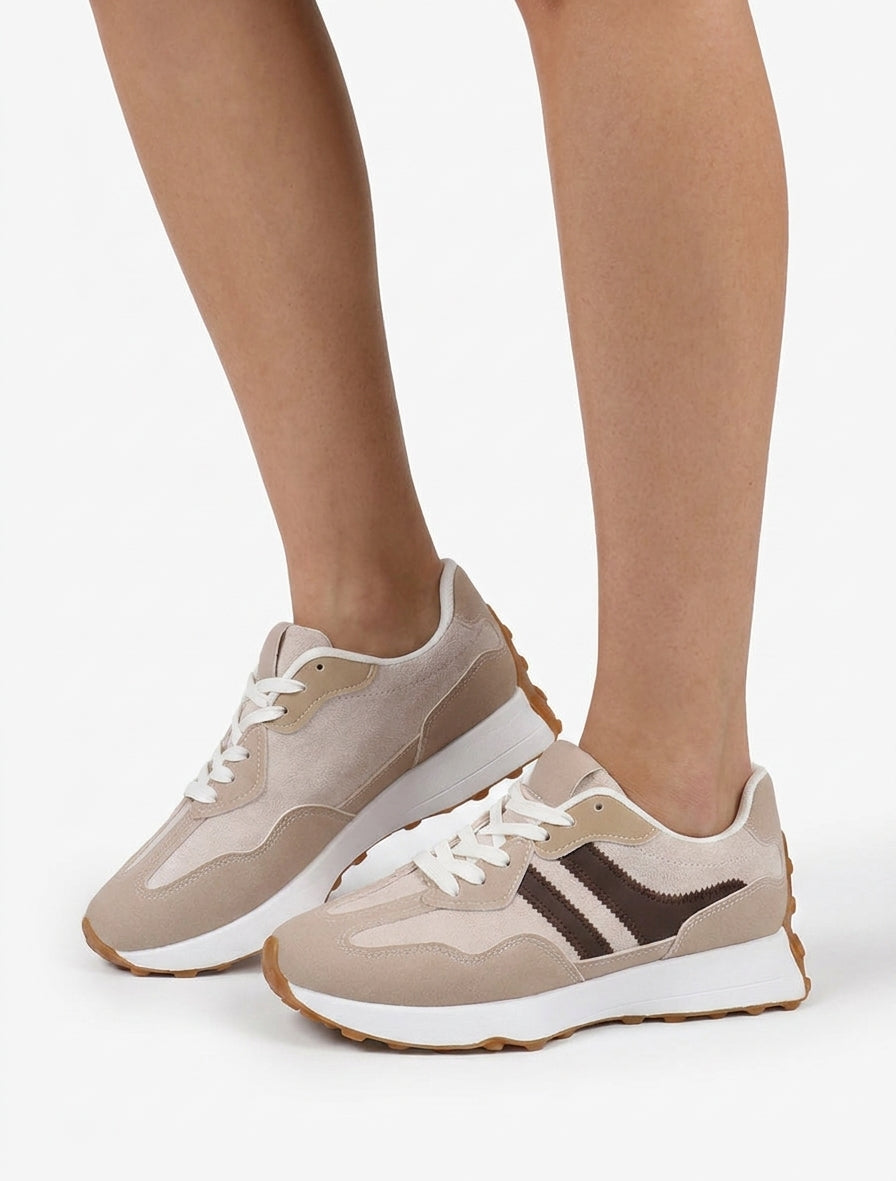 Zweifarbige und zweimaterialige Turnschuhe - Beige