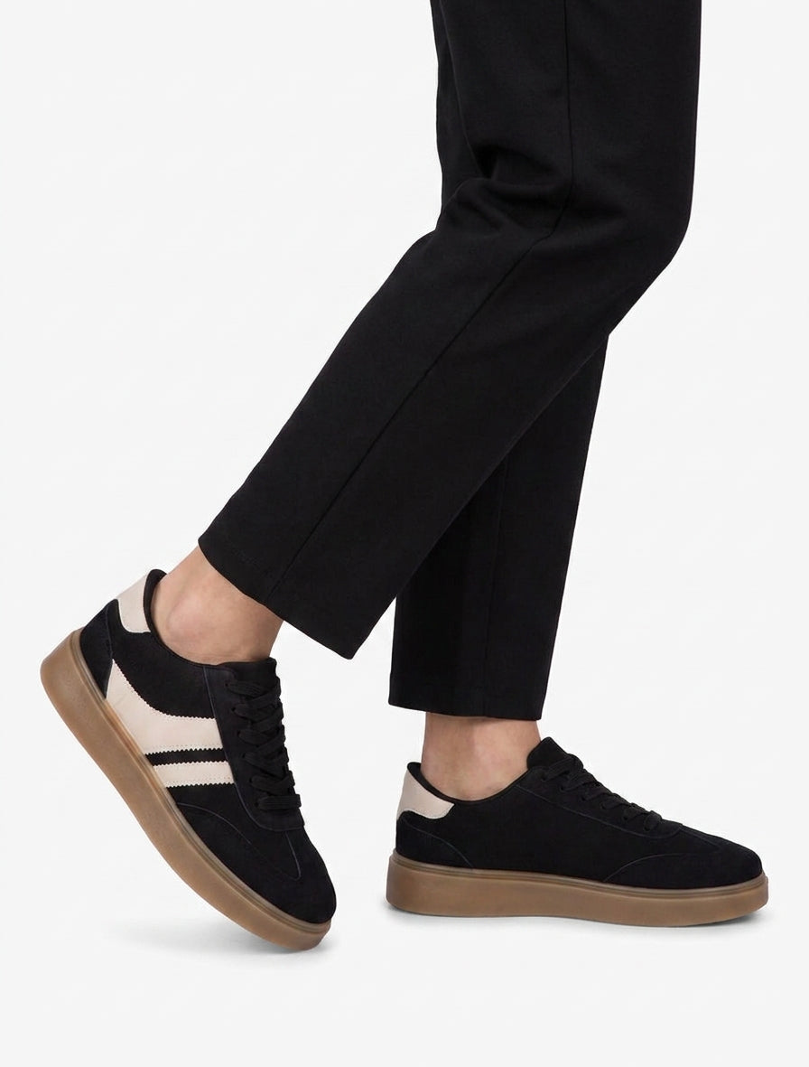 Sneaker aus Wildlederimitat mit Kunstlederstreifen - Schwarz