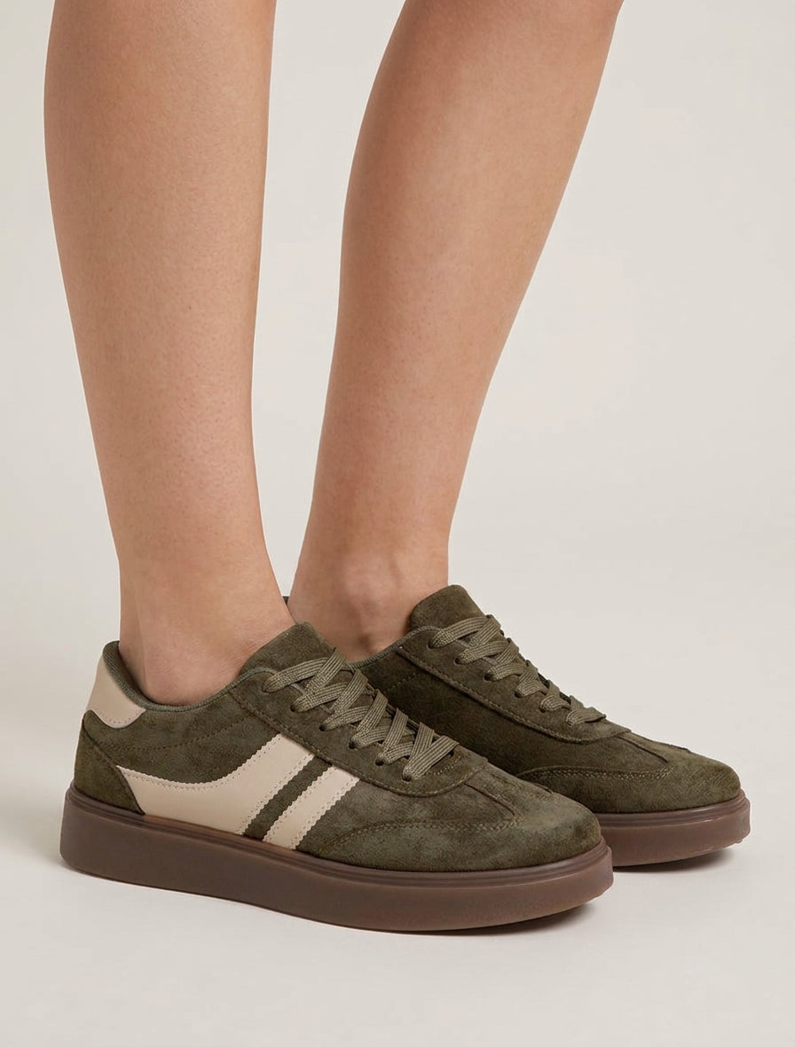Sneaker aus Wildlederimitat mit Kunstlederstreifen - Kaki