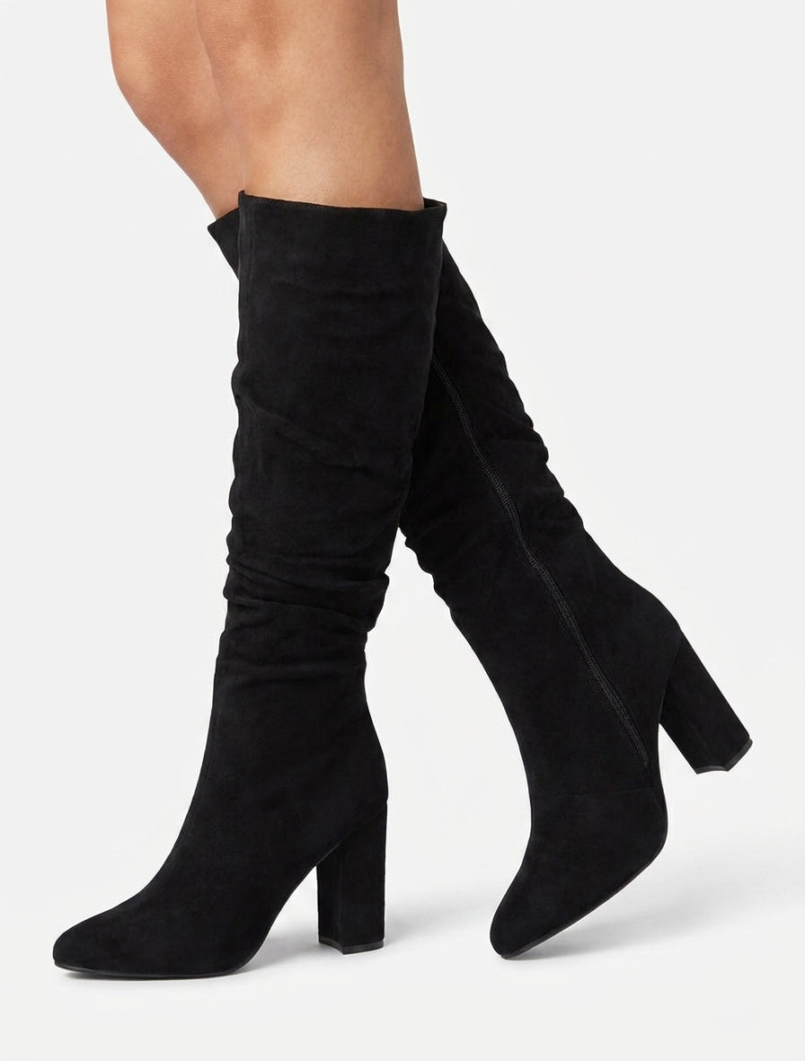 Geraffte Stiefel aus Veloursleder mit spitzen Zehen - Schwarz