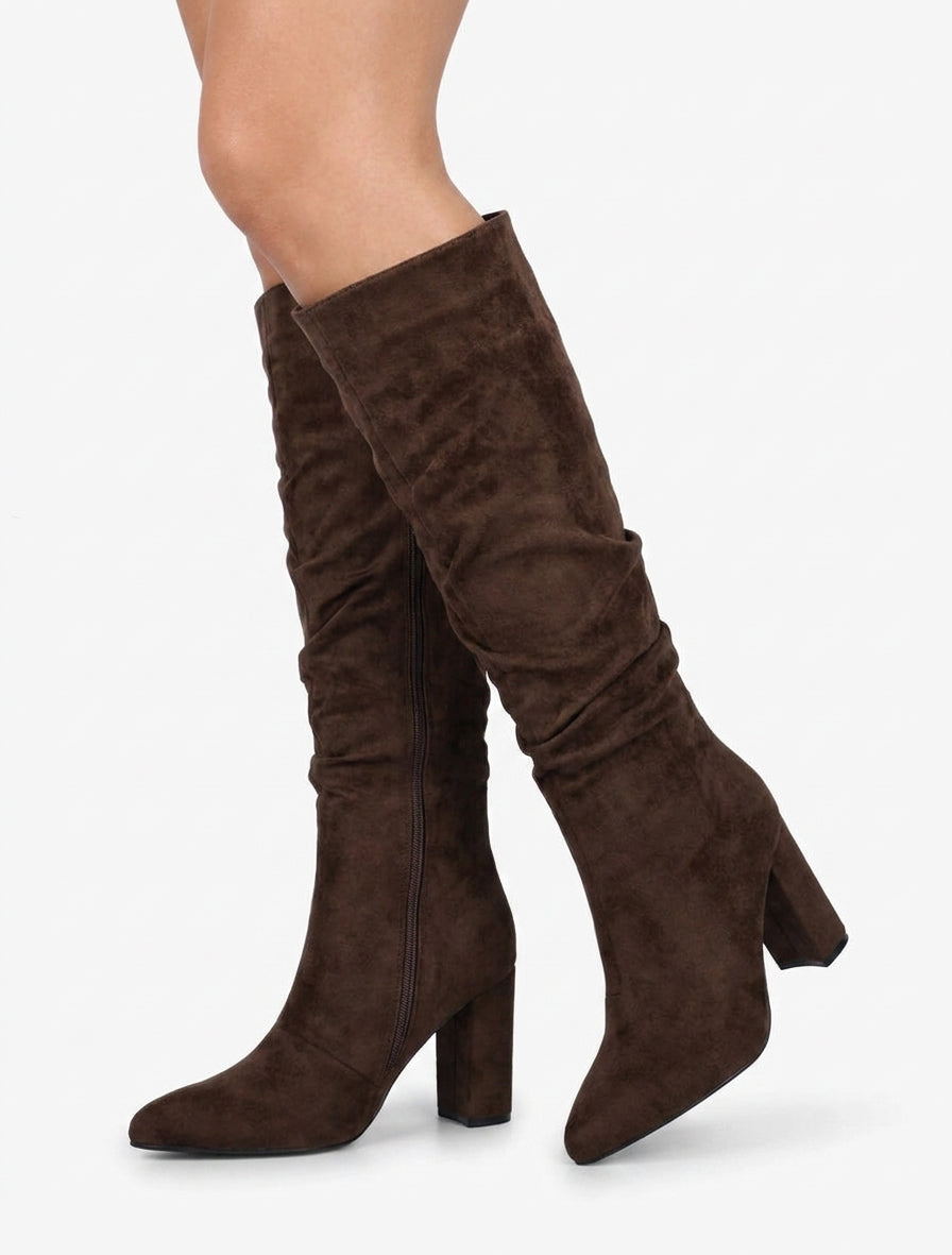 Geraffte Stiefel aus Veloursleder mit spitzen Zehen - Braun