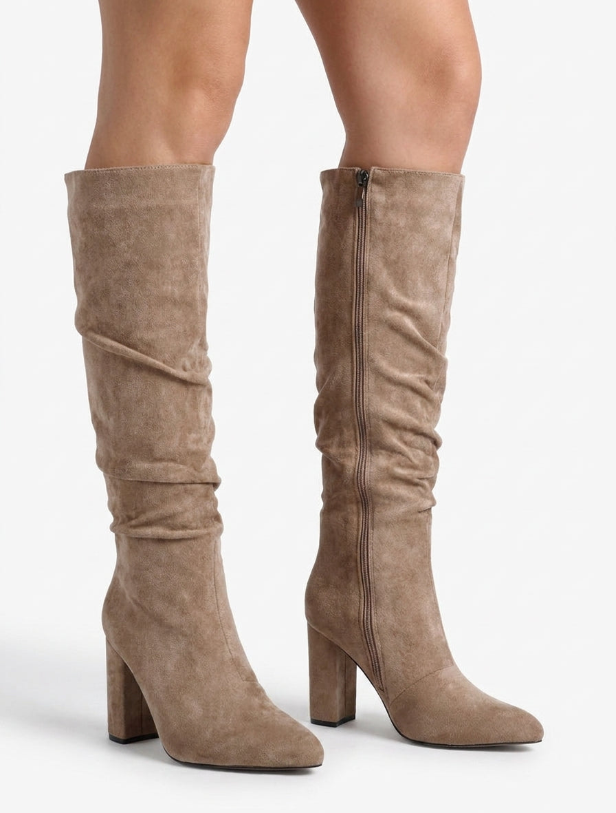 Geraffte Stiefel aus Veloursleder mit spitzen Zehen - Maulwurf