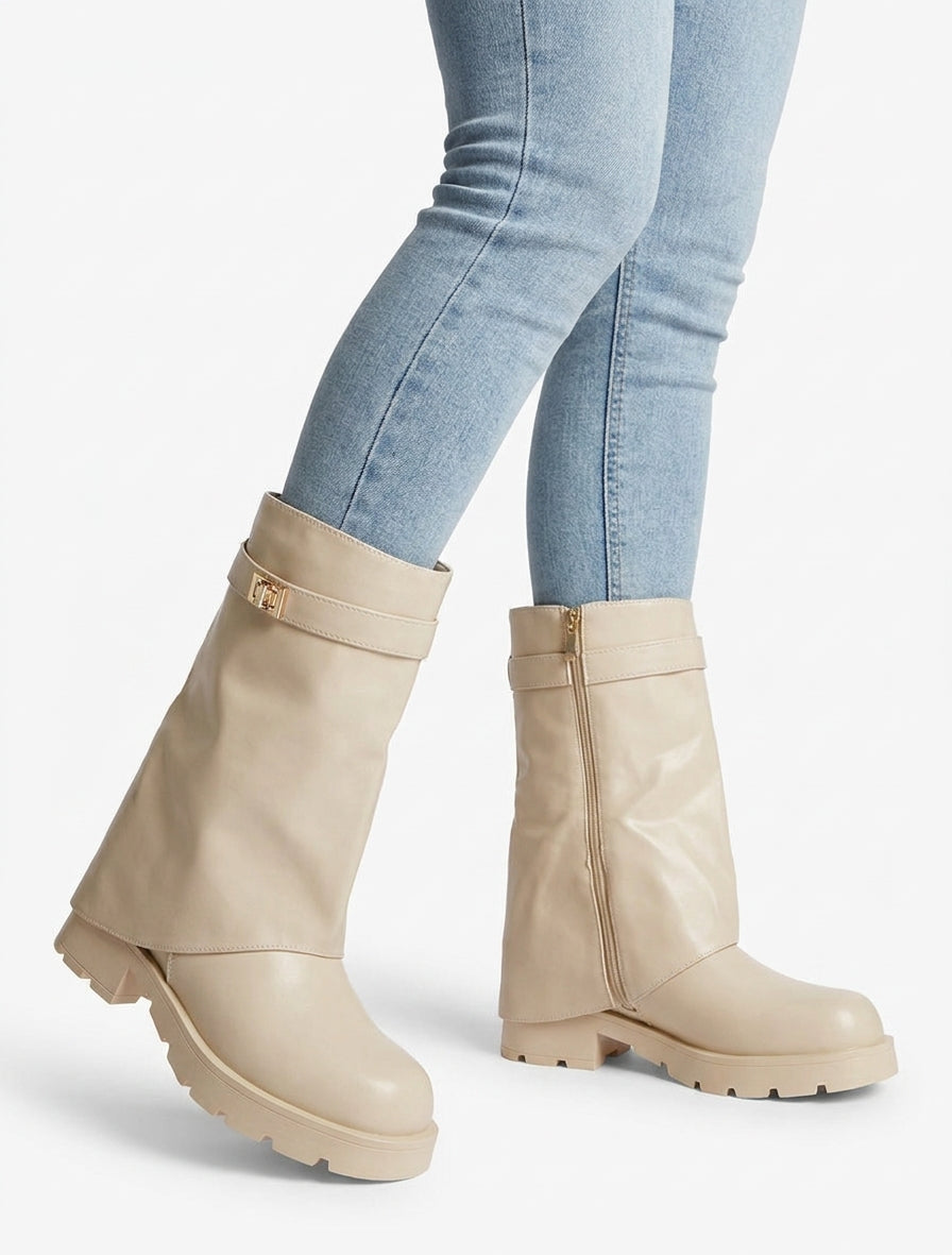 Umgestürzte Stiefeletten mit Riemen und Schmuck - Beige