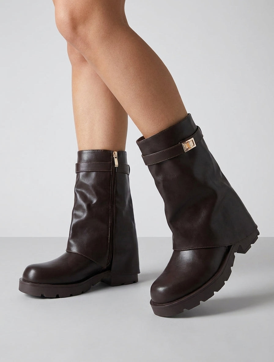 Umgestürzte Stiefeletten mit Riemen und Schmuck - Schokolade