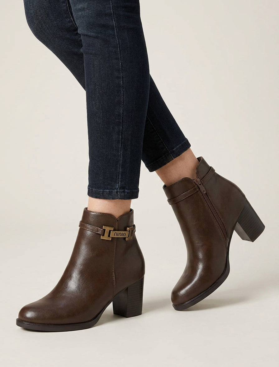 Kunstlederstiefeletten mit dekorativem Riemen - Braun