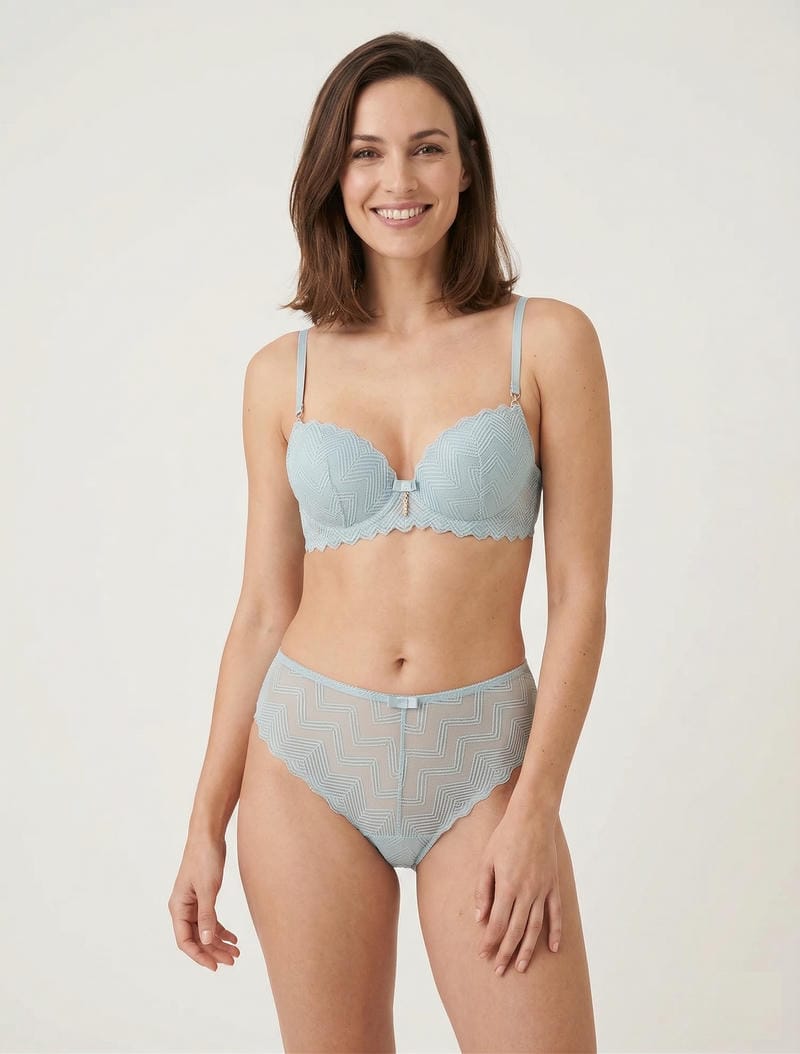 Büstenhalter- und Tanga-Set mit durchbrochenem Design und Strassschmuck. - Grüngrau