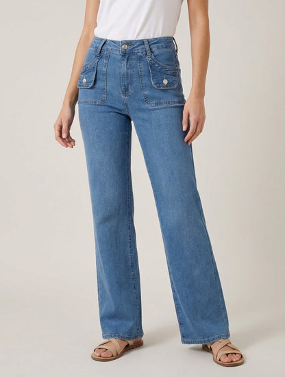 Jean mit weitem Bein und dekorativen Taschen, gerade geschnitten. - Blau
