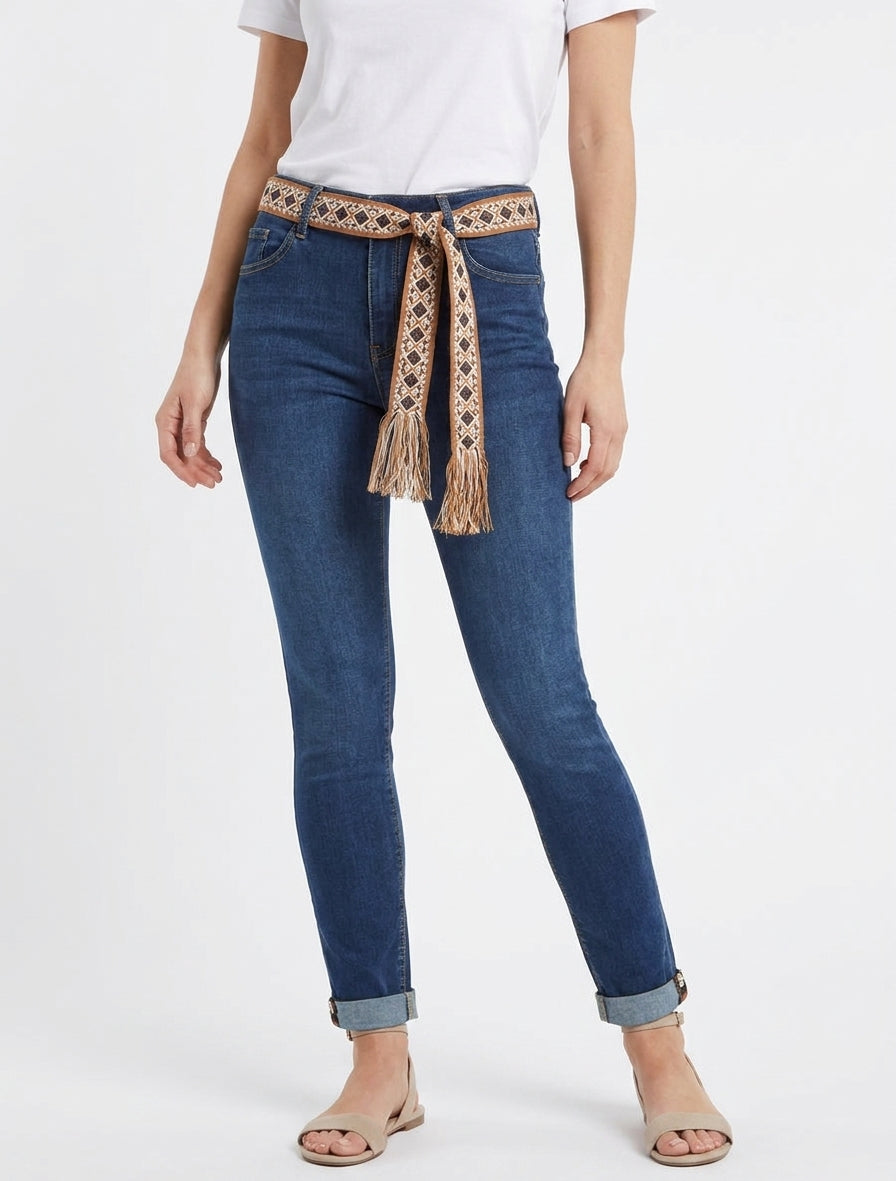 Schlanke Jeans mit grafischem Gürtel und Saumkanten. - Denimblau