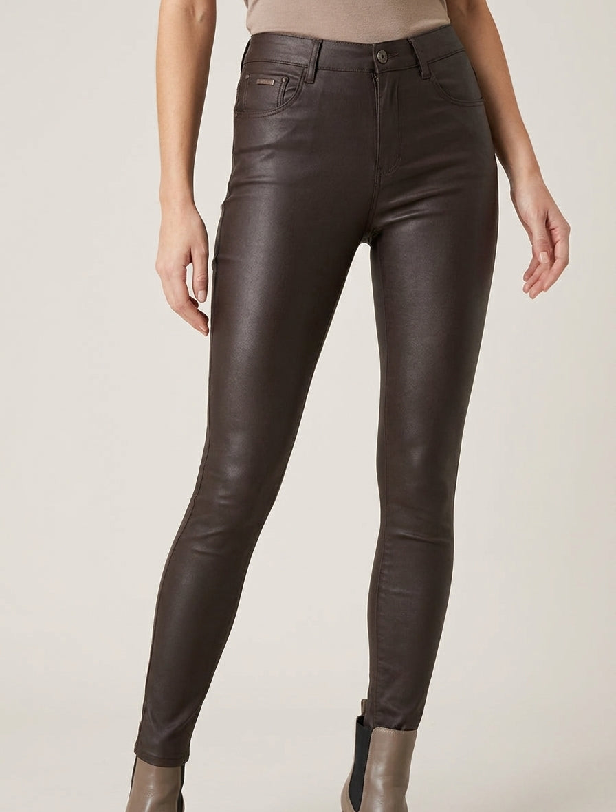 Jeans in Wachseffekt - Braun