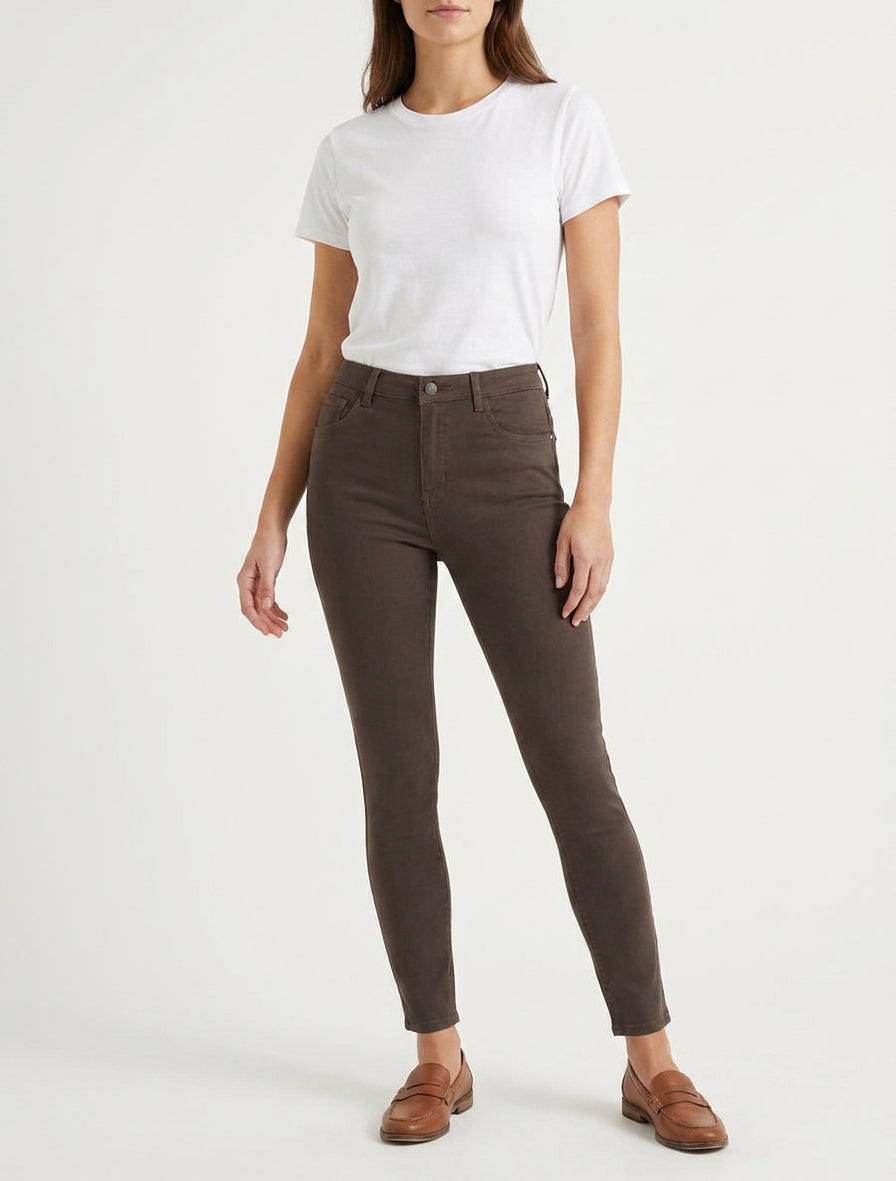Schmal geschnittene Jeans mit hoher Taille - Schokoladenbraun