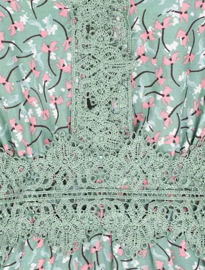 Robe longue à fleurs graphiques et à fines broderies - Vert amande - 4