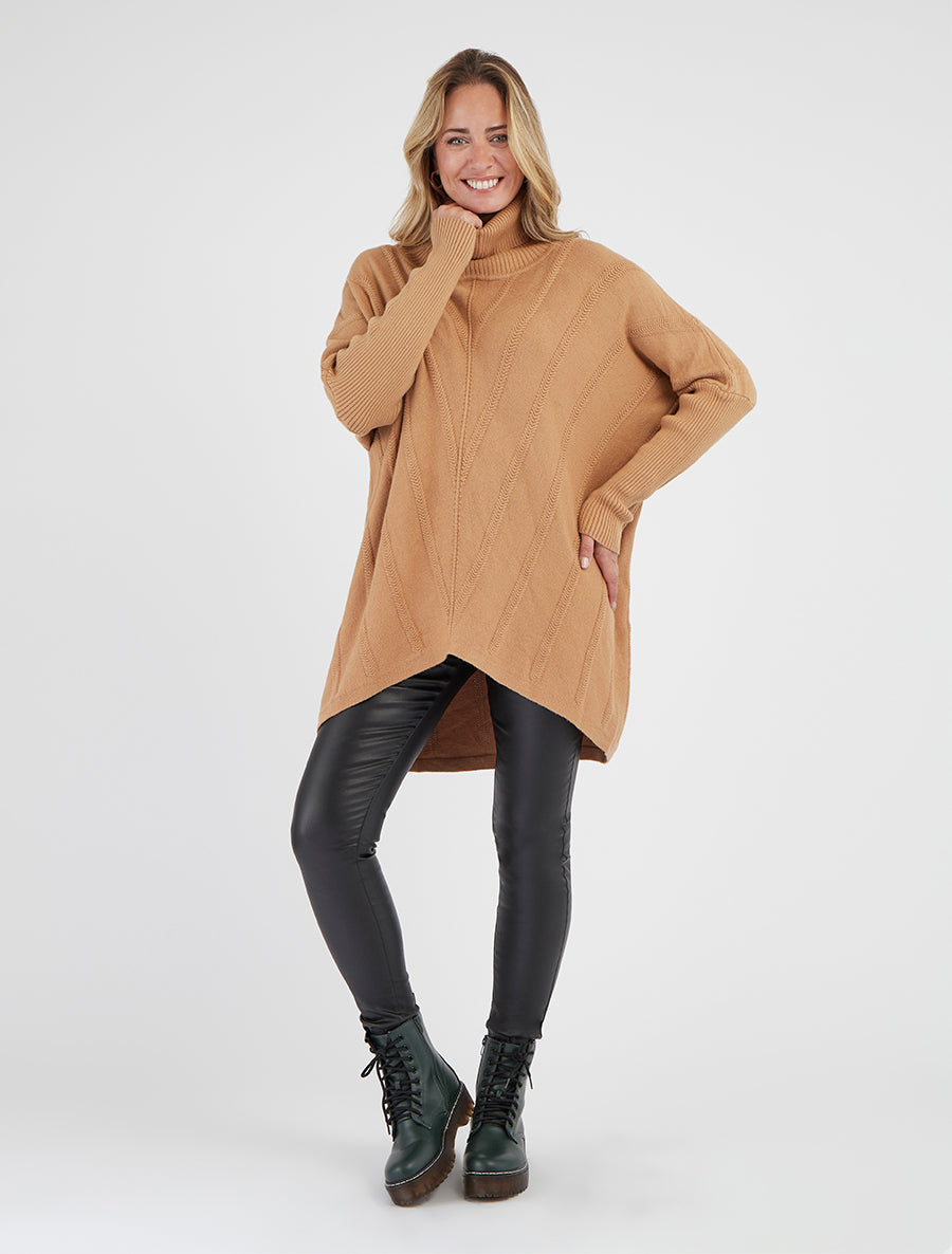 Einfarbiger langer Rollkragenpullover - Kamel