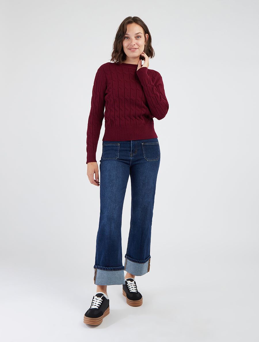 Gerader Strickpullover aus Zopfmuster. - Weinrot