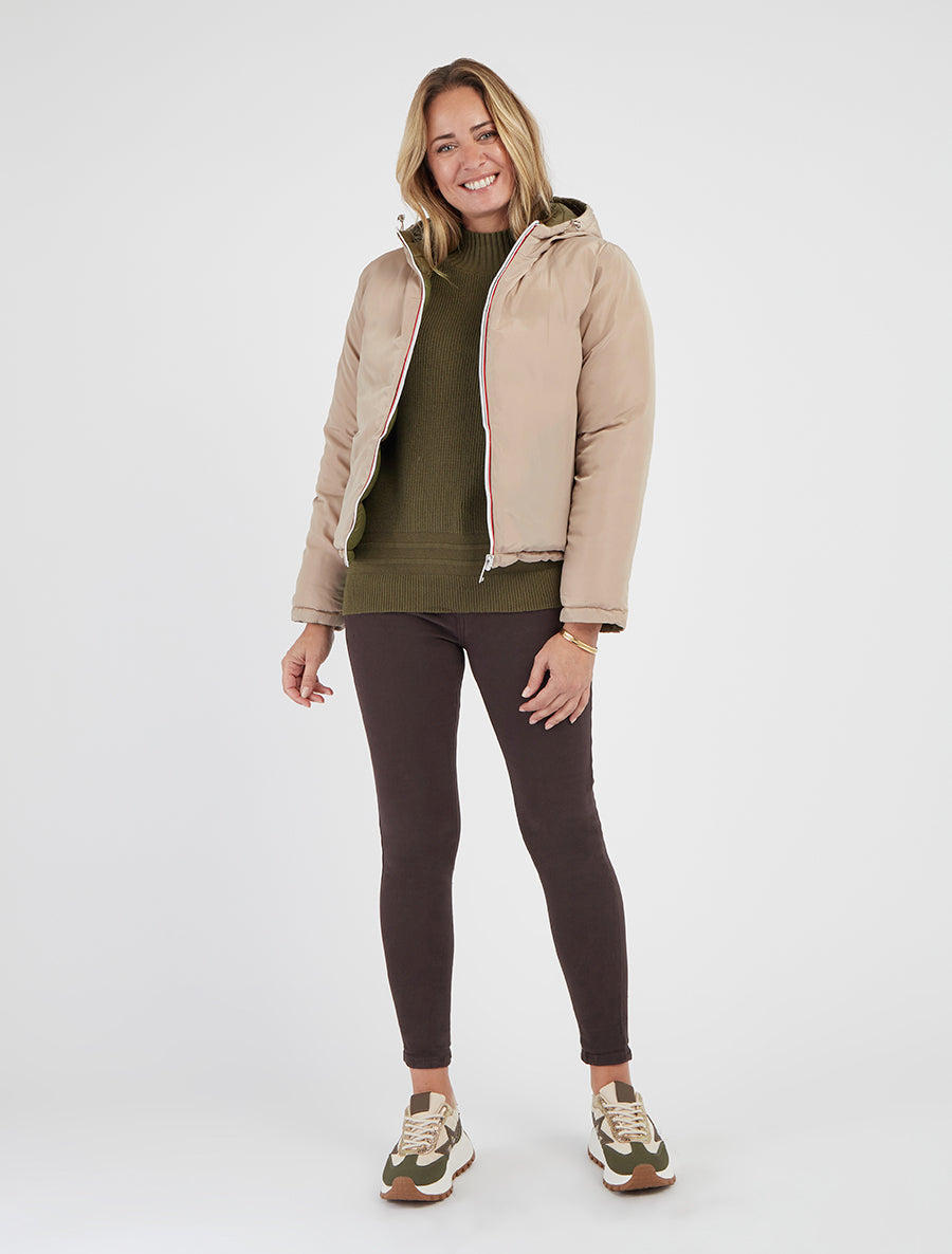 Wendbare, gesteppte Daunenjacke mit Kapuze - Beige