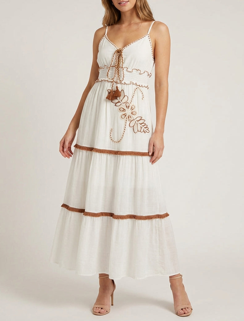 Langes Kleid mit dünnen Trägern und Blumenstickerei - Weiß