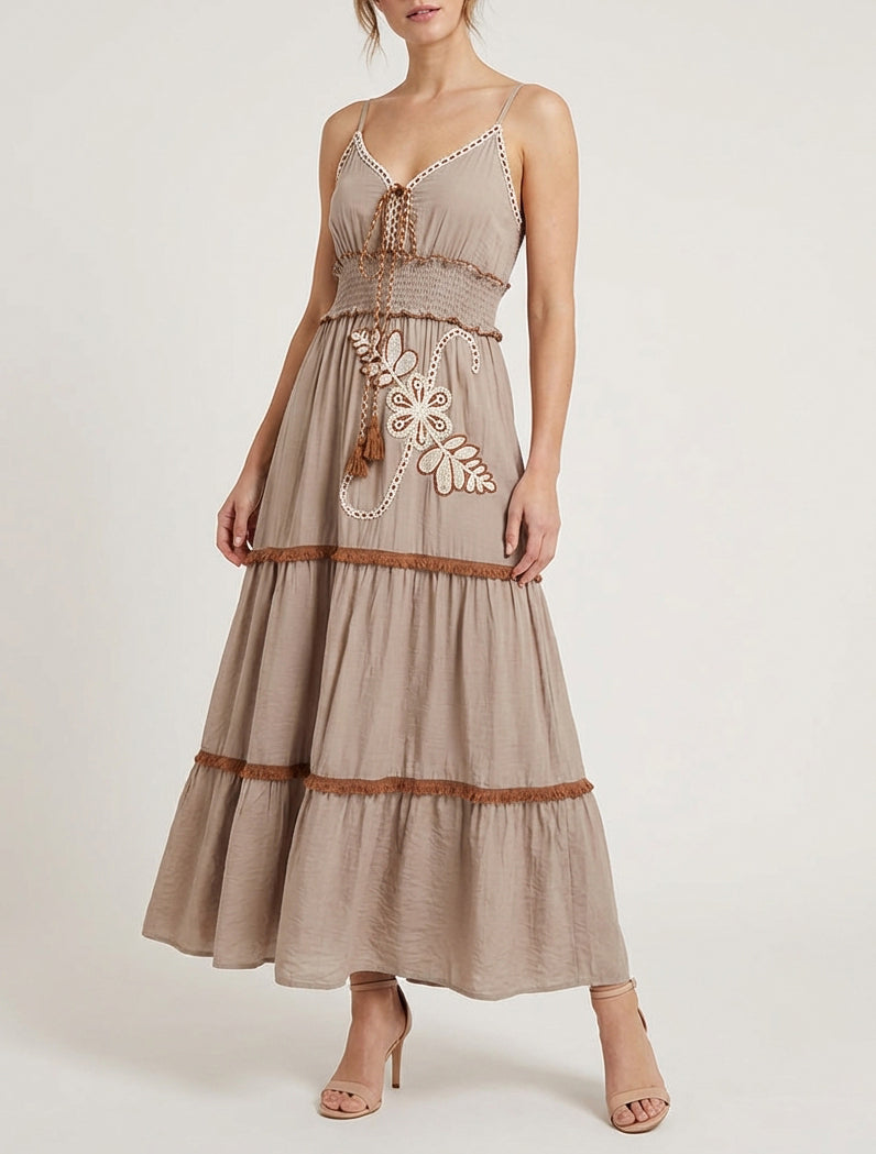 Langes Kleid mit dünnen Trägern und Blumenstickerei - Maulwurf