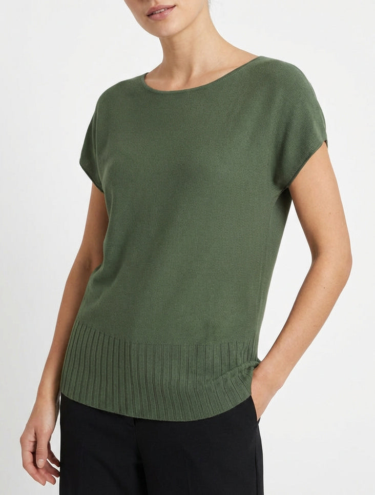 Feiner einfarbiger Pullover mit rundem Halsausschnitt. - Kaki