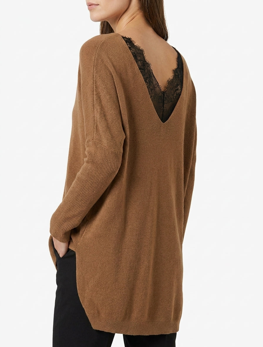 Langer Pullover mit Spitzen-Detail am Rücken. - Kamel