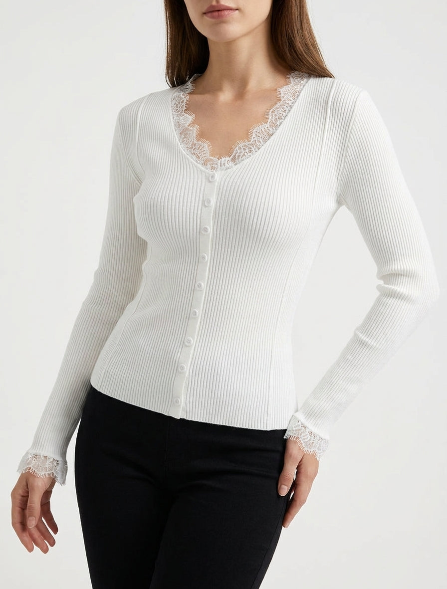 Figurbetonter Pullover mit V-Ausschnitt, Spitze und Knöpfen. - Ecru