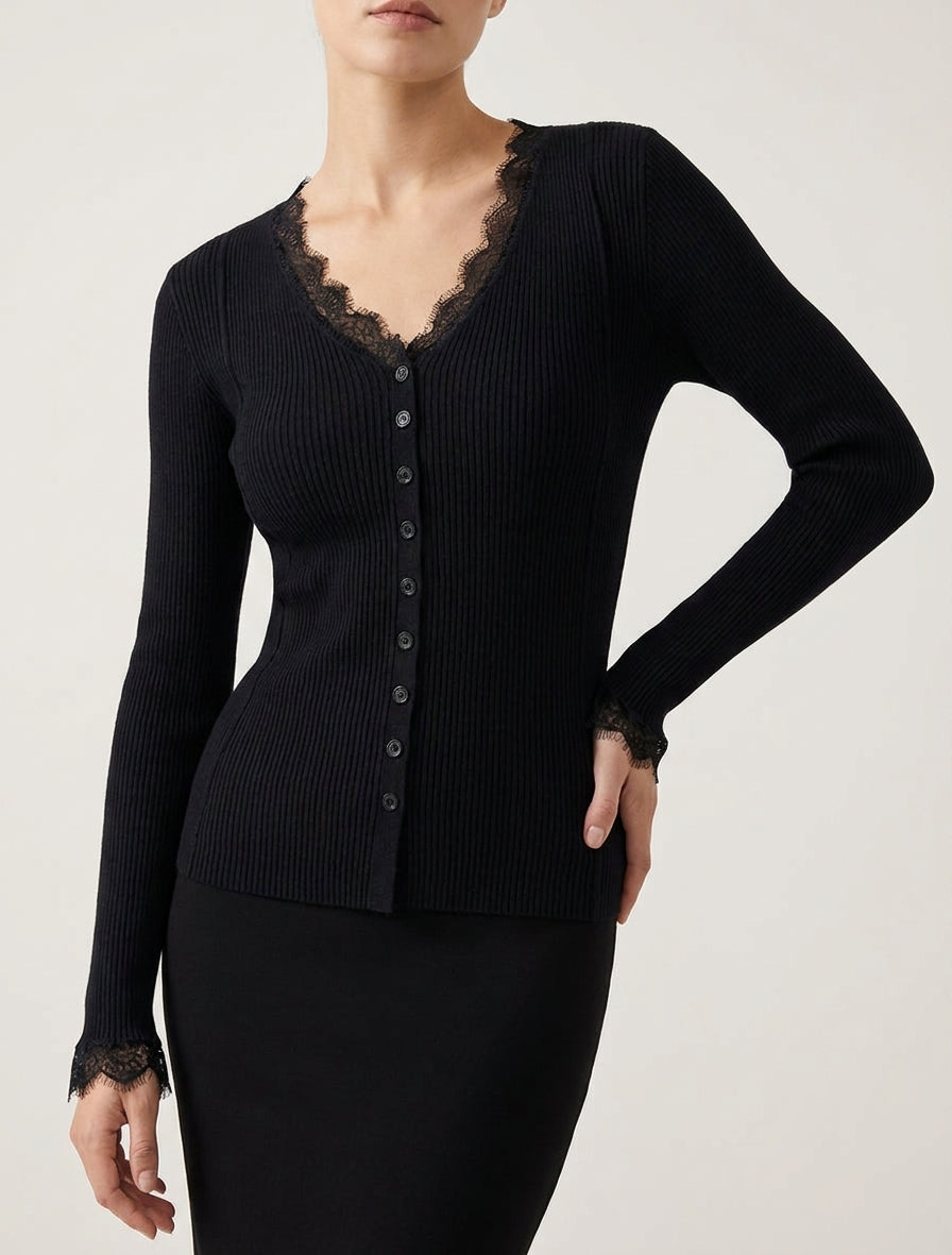 Figurbetonter Pullover mit V-Ausschnitt, Spitze und Knöpfen. - Schwarz