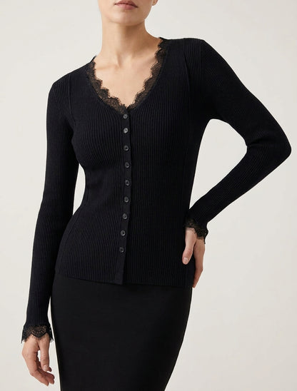 Figurbetonter Pullover mit V-Ausschnitt, Spitze und Knöpfen. - Schwarz