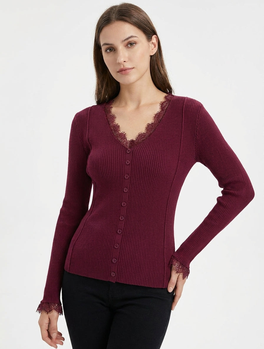 Figurbetonter Pullover mit V-Ausschnitt, Spitze und Knöpfen. - Veilchen