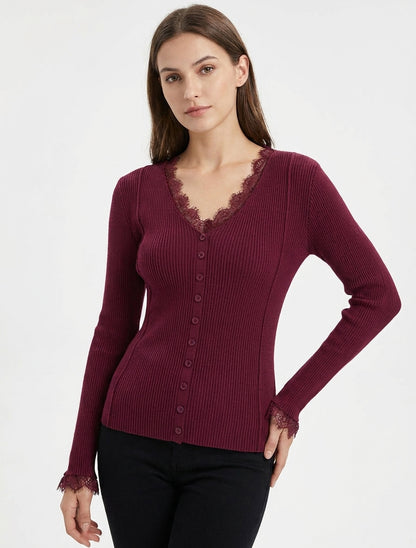 Figurbetonter Pullover mit V-Ausschnitt, Spitze und Knöpfen. - Veilchen