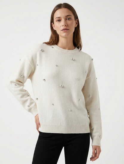 Einfarbiger Pullover mit Nieten und Rundhalsausschnitt - Ecru