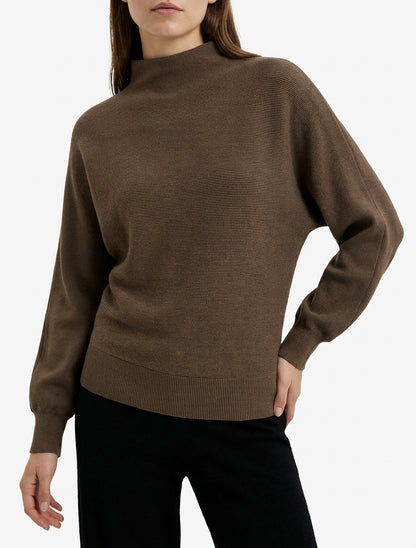 Gerader Pullover mit Stehkragen und Fledermausärmeln. - Braun