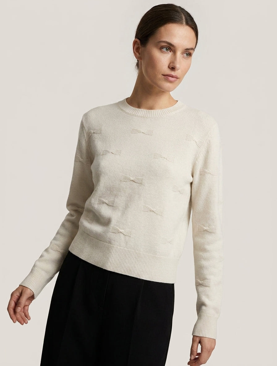 Gerader Pullover mit Rundhalsausschnitt und Knotenmuster. - Ecru