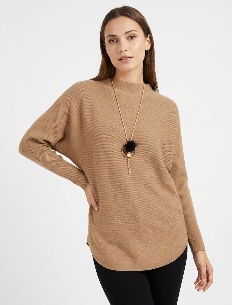 Gerader Pullover mit Fledermausärmeln und Stehkragen. - Kamel