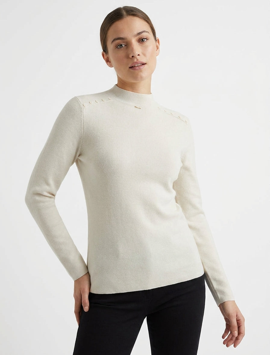 Gerader Pullover mit Stehkragen und dekorativen Knöpfen. - Beige
