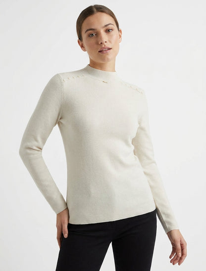 Gerader Pullover mit Stehkragen und dekorativen Knöpfen. - Beige