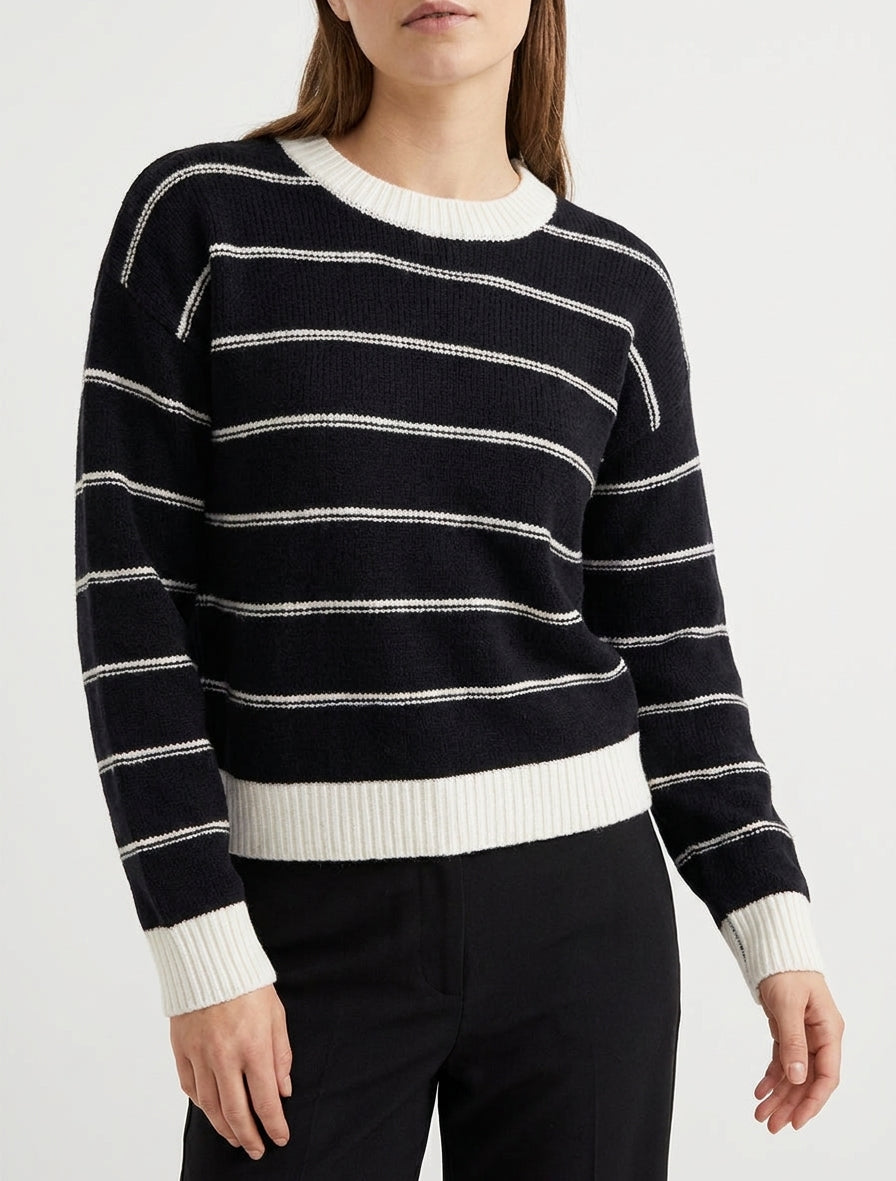 Gerade geschnittener gestreifter Pullover mit geripptem Kragen und Bündchen. - Schwarz