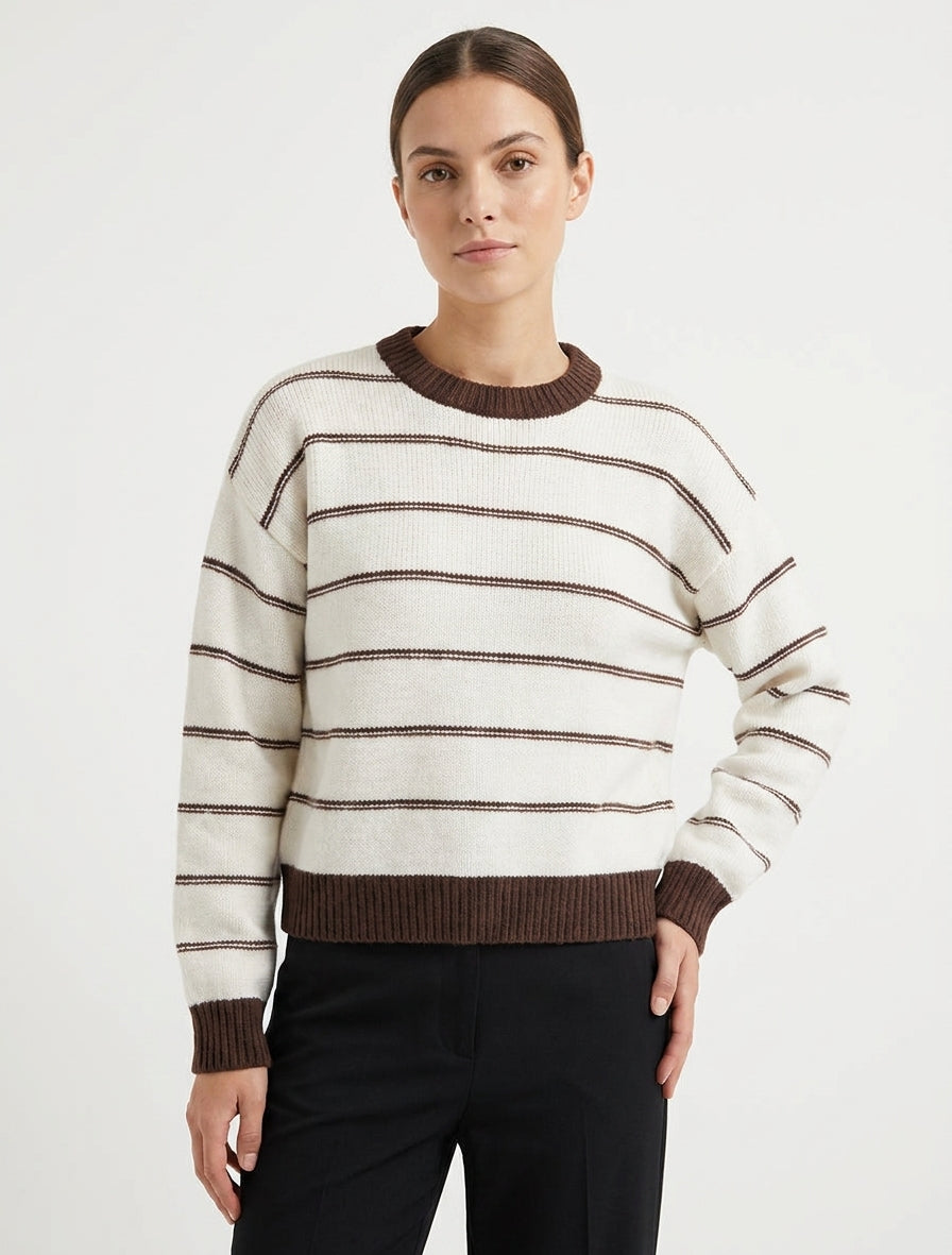 Gerade geschnittener gestreifter Pullover mit geripptem Kragen und Bündchen. - Ecru