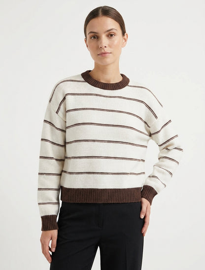 Gerade geschnittener gestreifter Pullover mit geripptem Kragen und Bündchen. - Ecru