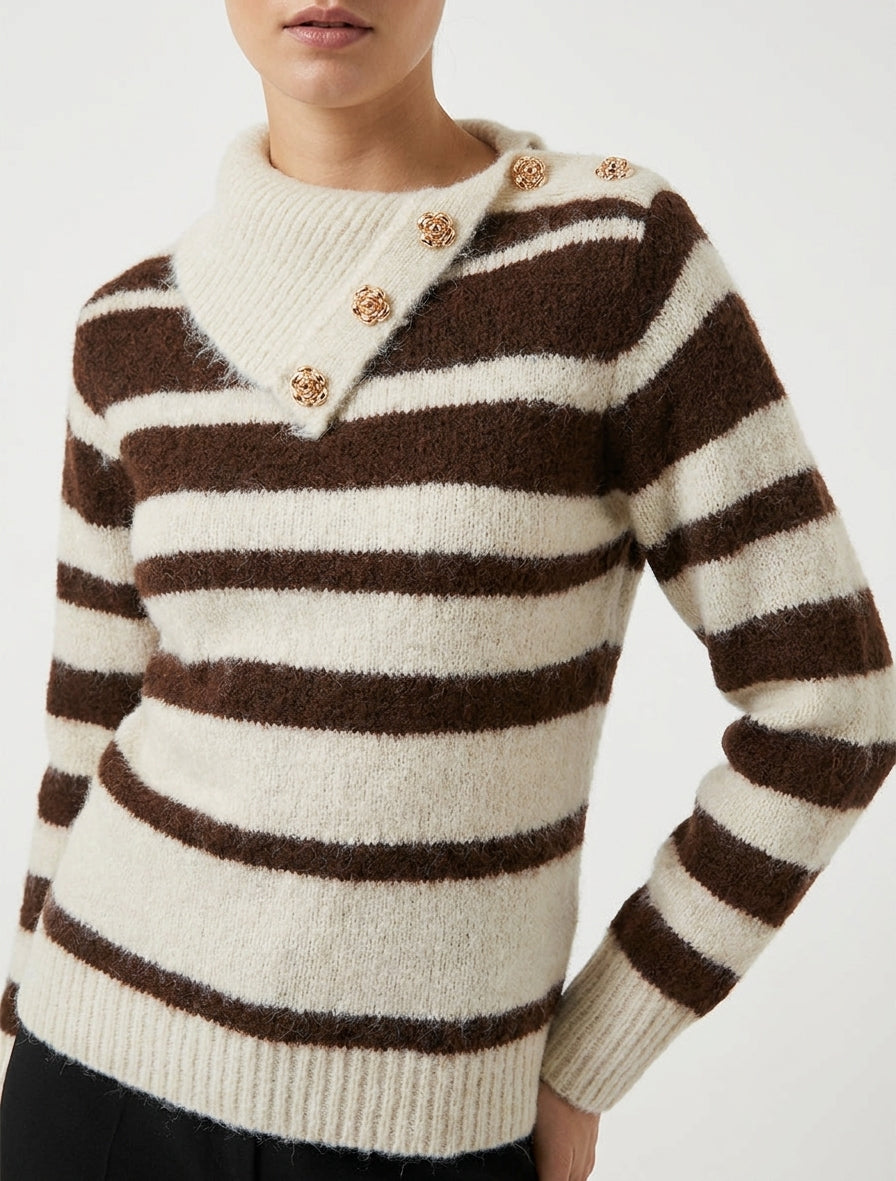 Gestreifter Pullover mit Schalkragen und Schmuckknopf. - Braun/Beige