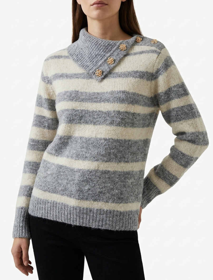 Gestreifter Pullover mit Schalkragen und Schmuckknopf. - Grau/Beige