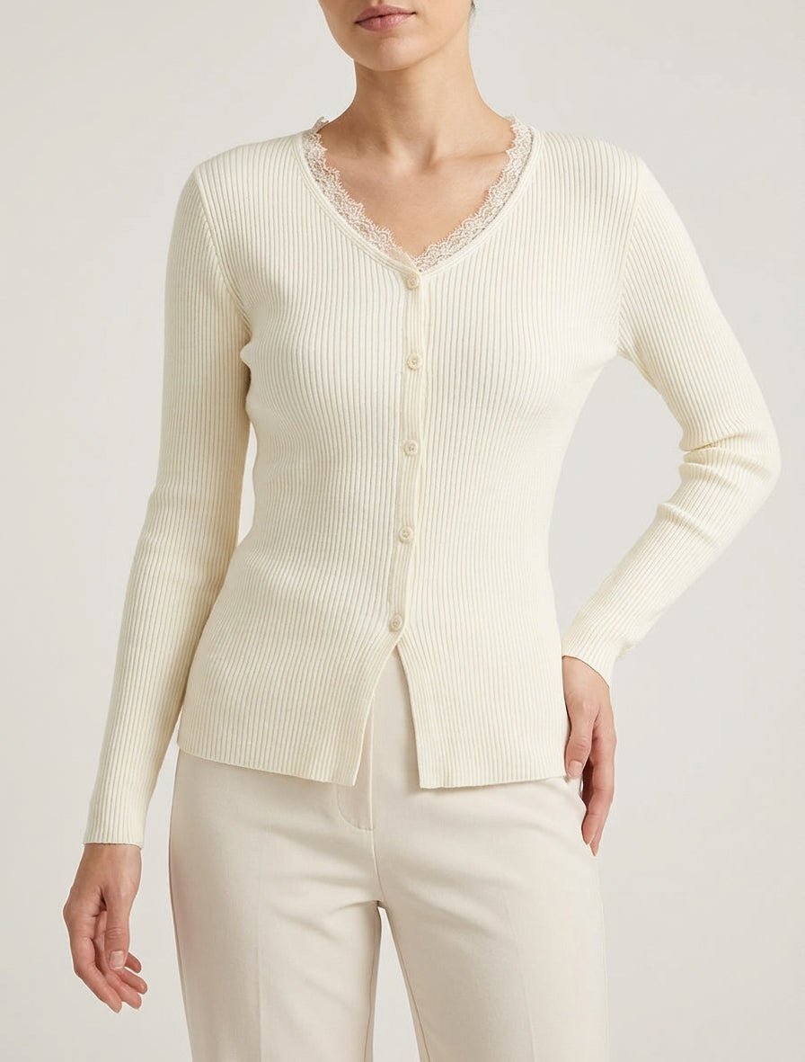 Gerippter Pullover mit dekorativen Knöpfen - Creme