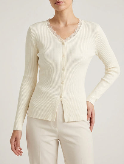 Gerippter Pullover mit dekorativen Knöpfen - Creme
