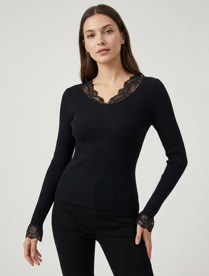 Gerippter Pullover mit Spitzenkragen - Schwarz