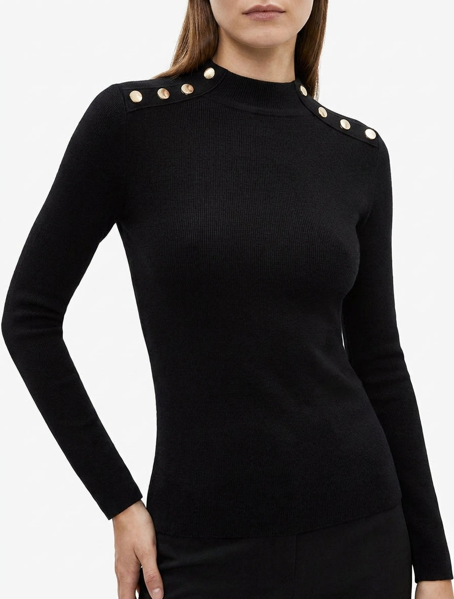 Figurbetonter Feinstrickpullover mit Stehkragen und Zierknöpfen. - Schwarz