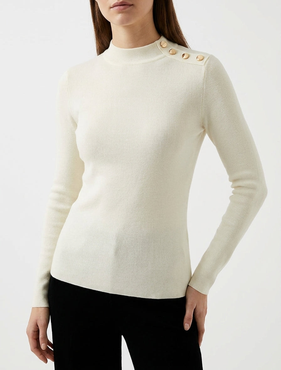 Figurbetonter Feinstrickpullover mit Stehkragen und Zierknöpfen. - Creme