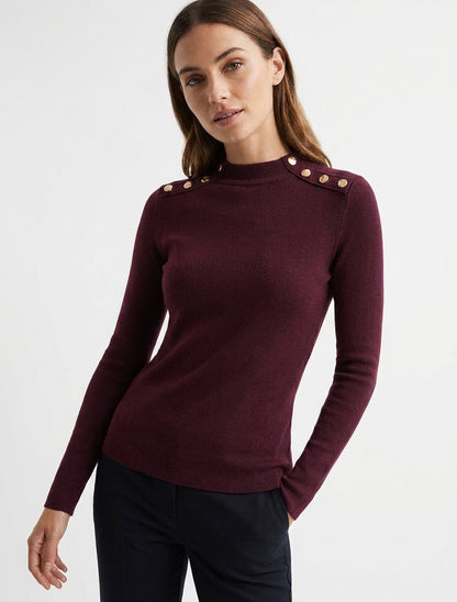 Figurbetonter Feinstrickpullover mit Stehkragen und Zierknöpfen. - Weinrot