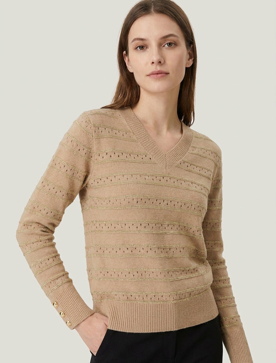 Gerader V-Ausschnitt-Pullover mit schimmernden Streifen. - Kamel