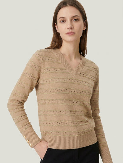 Gerader V-Ausschnitt-Pullover mit schimmernden Streifen. - Kamel