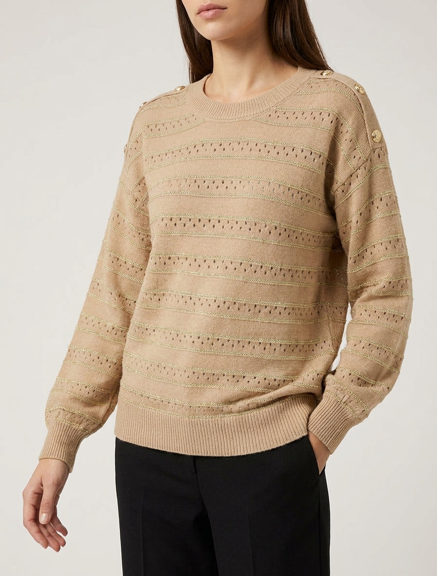 Gestreifter Pullover mit Schimmer und dekorativen Knöpfen - Helles Kamel