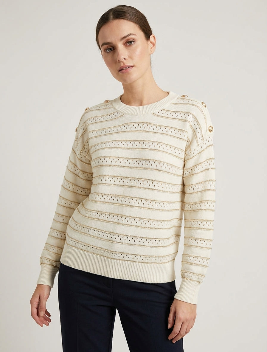 Gestreifter Pullover mit Schimmer und dekorativen Knöpfen - Creme
