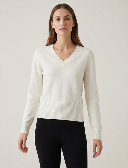 Gerader Pullover mit V-Ausschnitt und dekorativen Knöpfen - Weiß